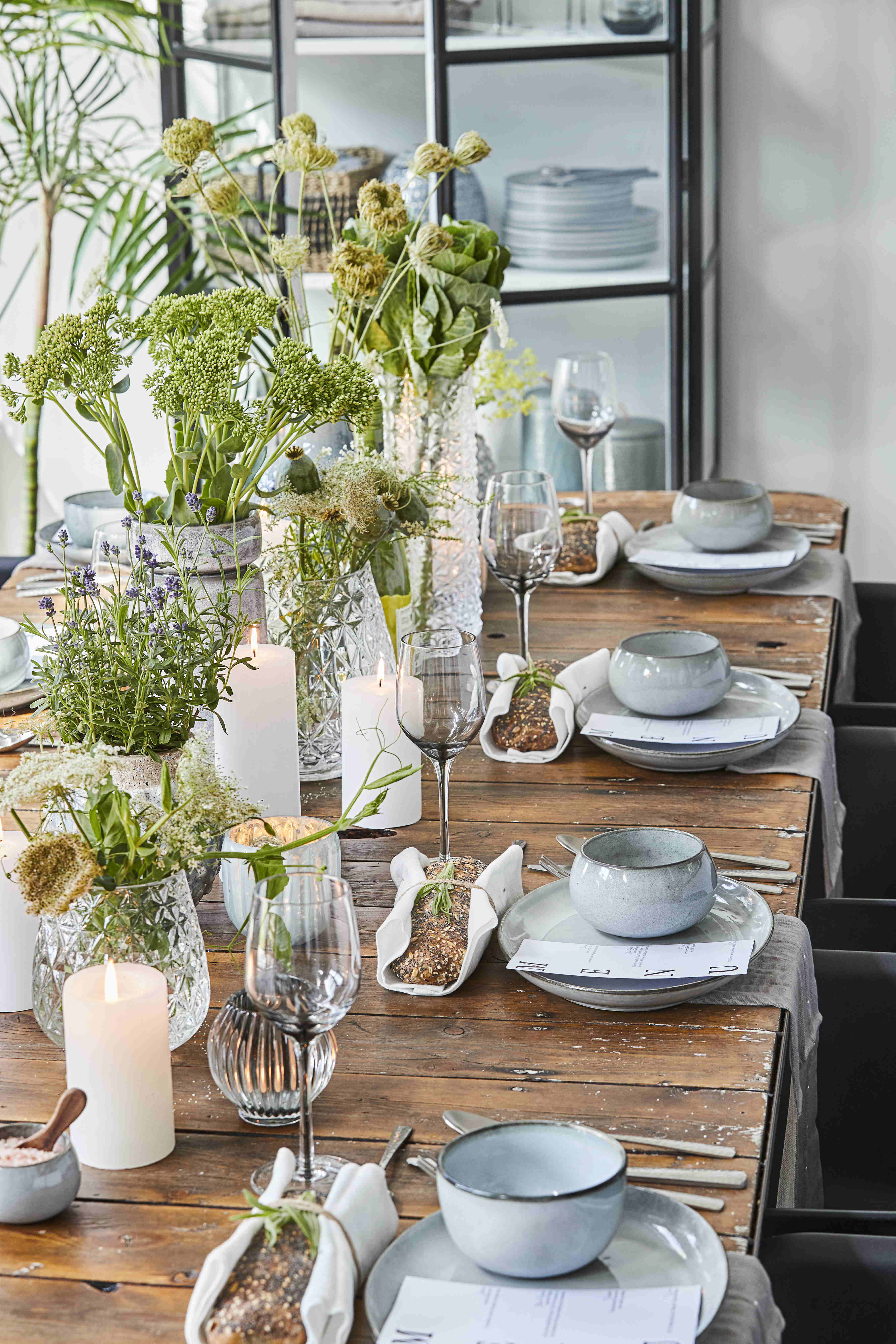 ARANZACJA_STOLU_PARTY_SZARA_ZASTAWA_TALERZE_KWIATY_LENE_BJERRE_POLSKA_SKLEP_OUTLET_DESIGNBYWOMEN